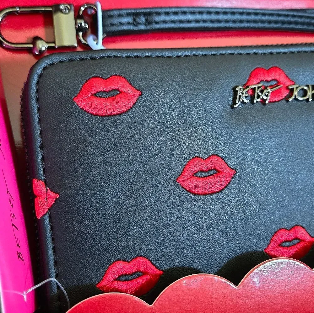 Betsey Johnson Embroidered🪡 Red Lips💋 Zip Around Wristlet - NIB